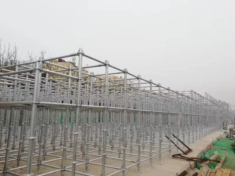 搭建腳手架橫向掃地桿與縱向掃地桿時，怎么設置好？ (圖1)